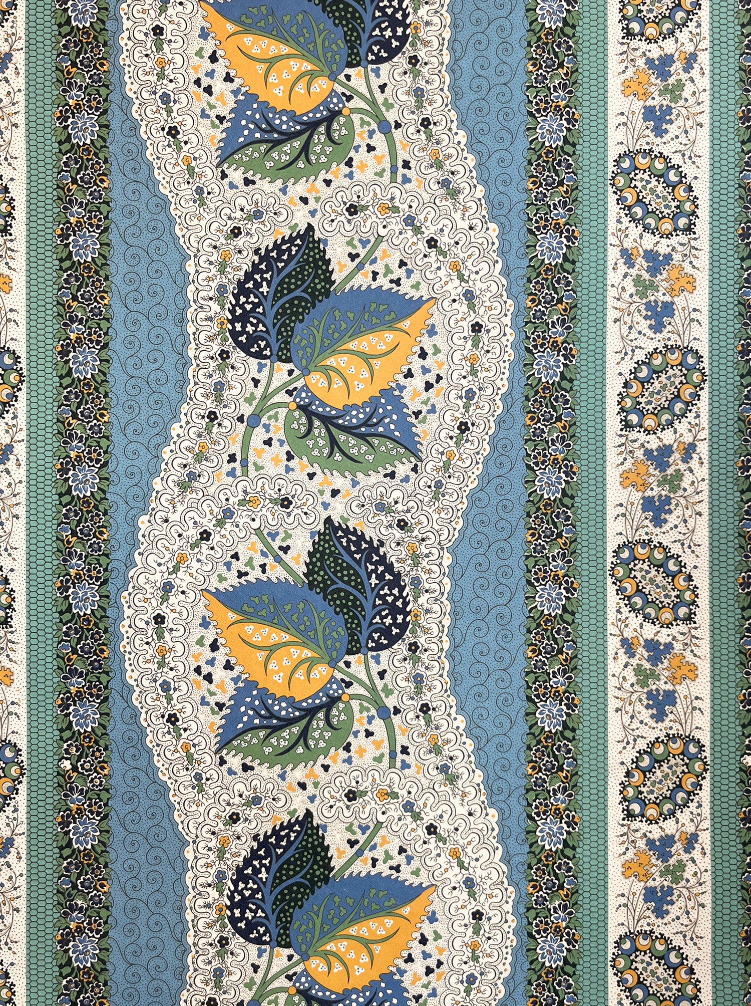 Decors Barbares_Wallpaper-Casse-noisette in Blue