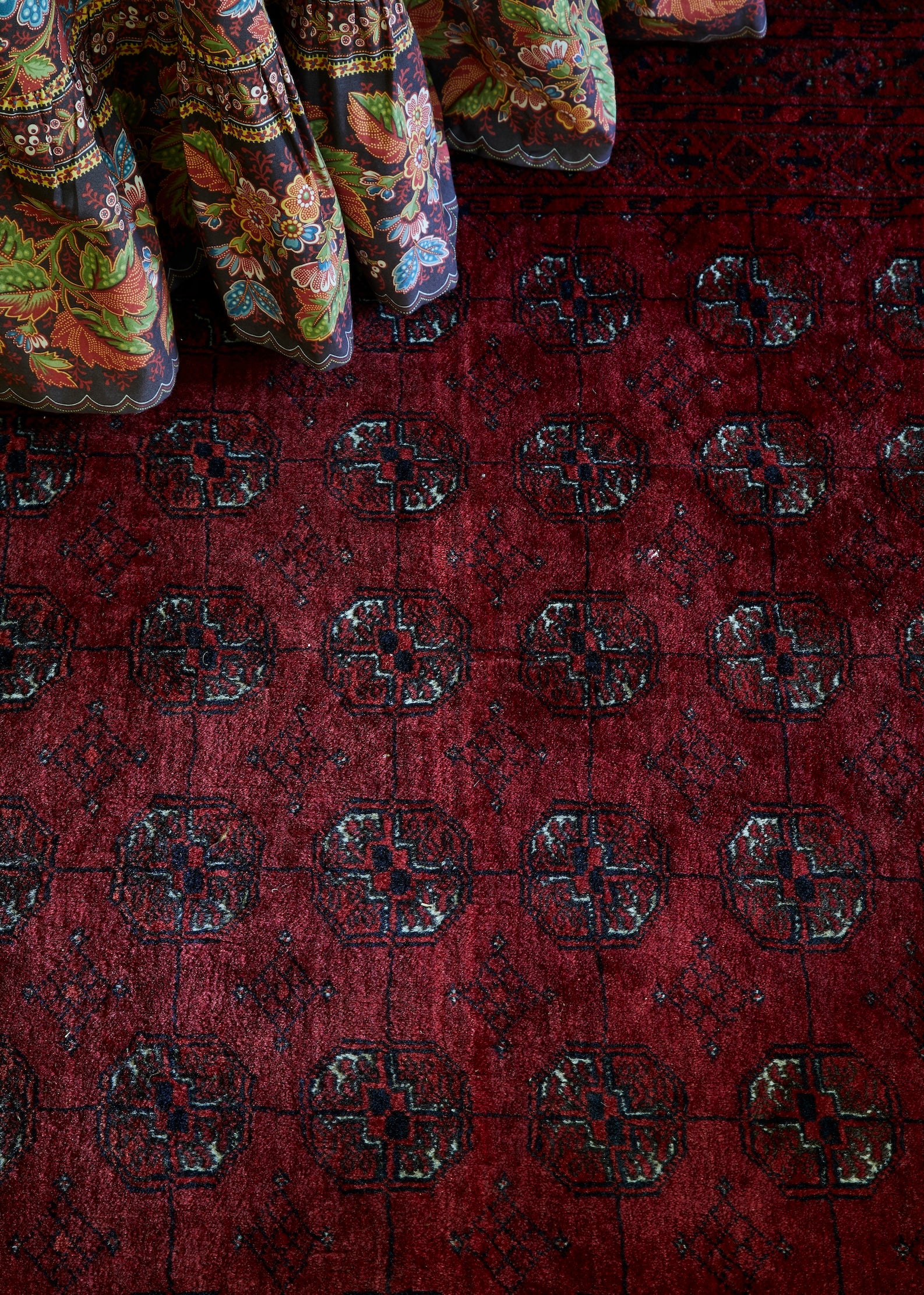 Décors Barbares fabric tablecloth on a red carpet